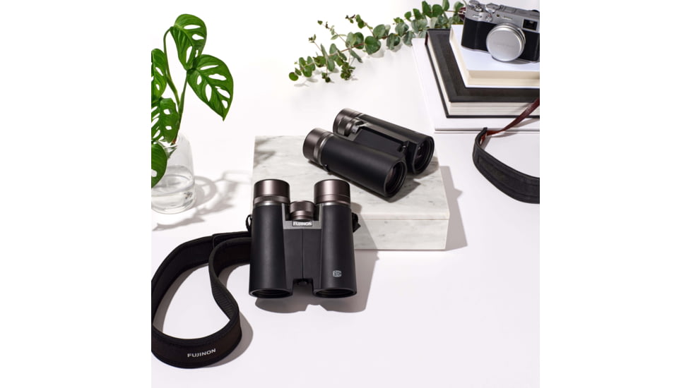 Fujinon Hyper-Clarity HC 8x42mm High-Definition Travel and Birdwatching Roof Prism Binoculars