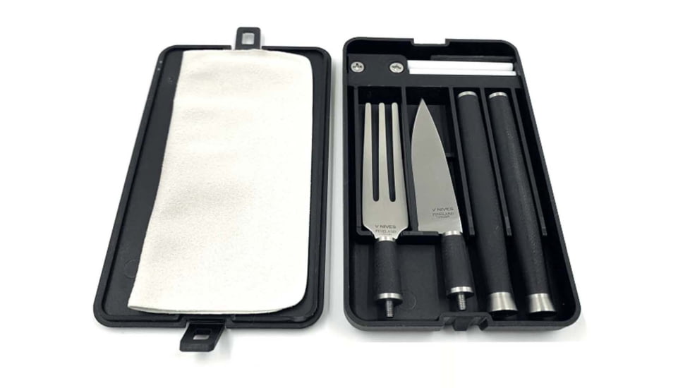 V NIVES Pineland CarniVore Dining Set