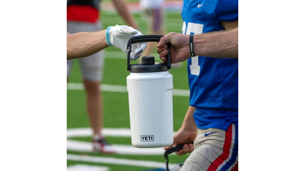 Yeti Silo Half Gallon Jug w/MagDock Chug Cap